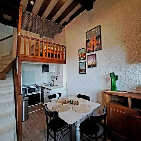 Holiday home Duplex A Thiers, Vue Sur La Chaine Des Puys Thiers